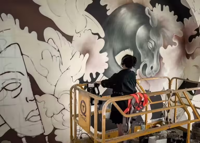 ¿Quién es Fusca, la voz femenina que lidera el muralismo en México?