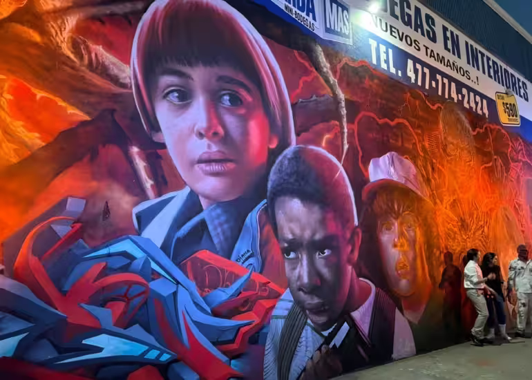 Portada de Stranger Things dejó Netflix y ahora vive en los muros de León