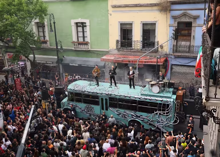 Portada de U2 paralizó las calles de Ciudad de México con un show callejero improvisado