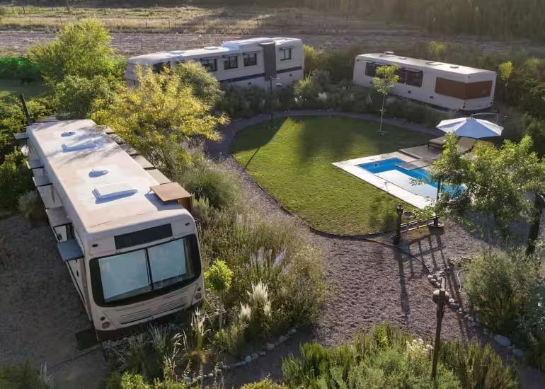 Portada de El alojamiento que nació de autobuses abandonados