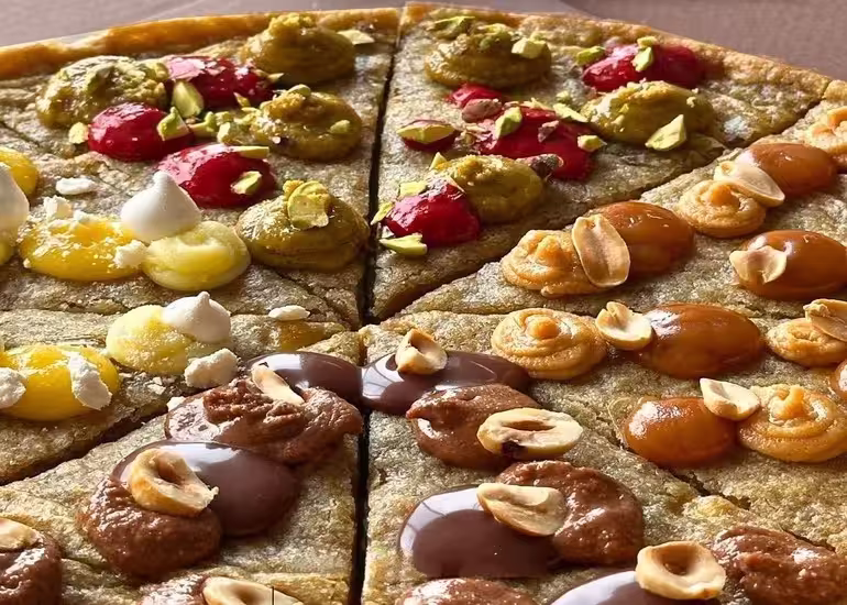 Portada de Cookies en forma de pizza, el nuevo vicio dulce de la ciudad