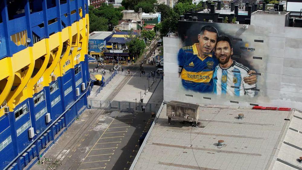 Portada de ¡Ocho pisos de gloria! una obra que inmortaliza leyendas del fútbol