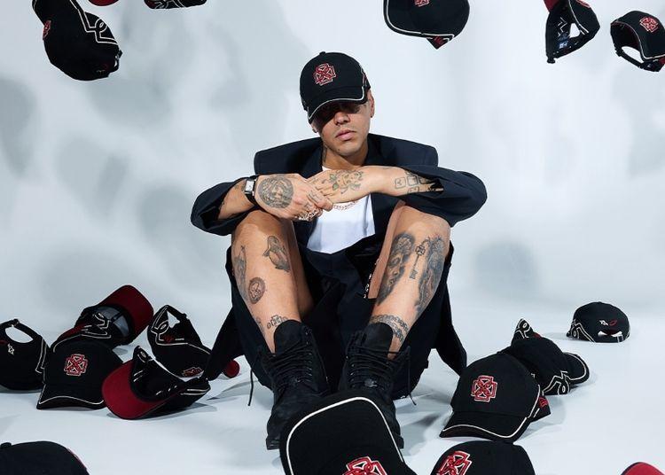 Portada de Duki se une a New Era y rompe la moda urbana