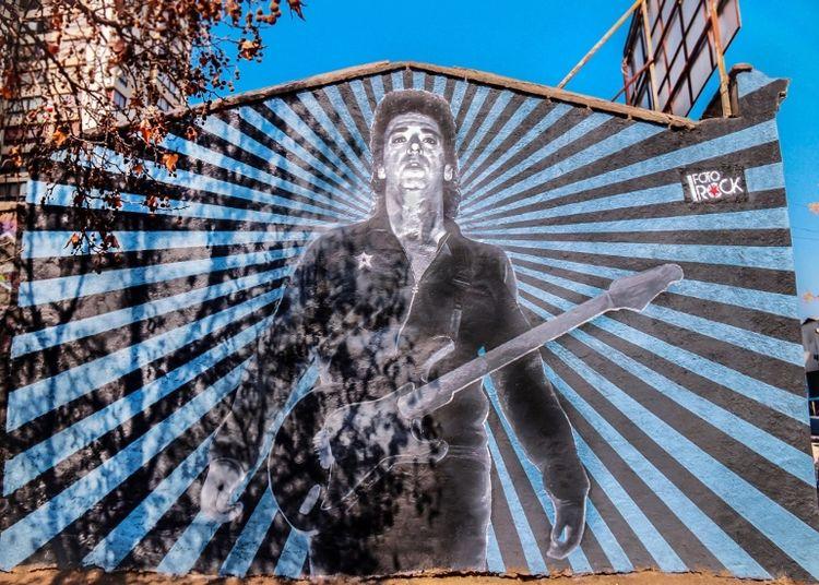 Portada de Íconos a Cielo Abierto, el homenaje urbano a leyendas de la música en Chile