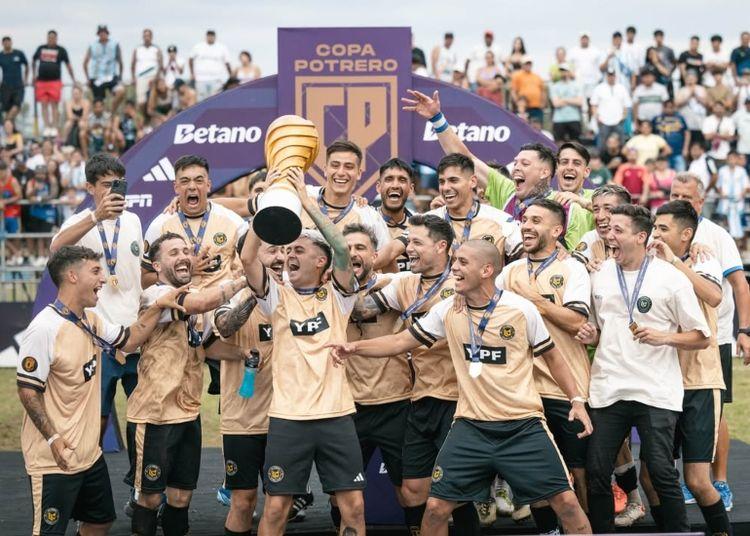 Portada de El potrero está feliz: la Copa Potrero del Kun Agüero vuelve al ruedo