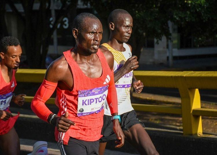 Portada de Miles de corredores, guerra de marketing y emociones: el resumen de la Maratón de CDMX