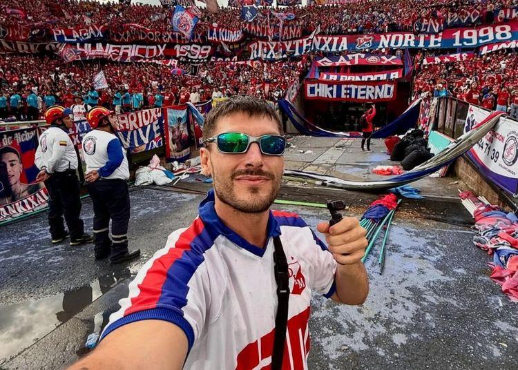 Portada de El argentino que se mete en las pandillas futboleras más peligrosas de Latinoamérica