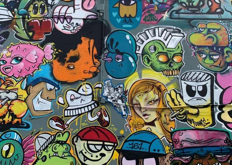 Portada de Los caracteres toman la ciudad de Bogotá