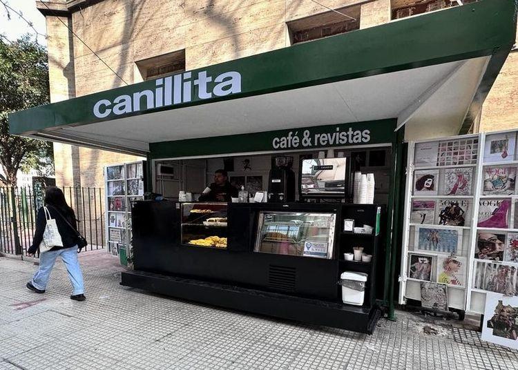 Portada de El café vuelve a poner en escena a los puestos de diarios
