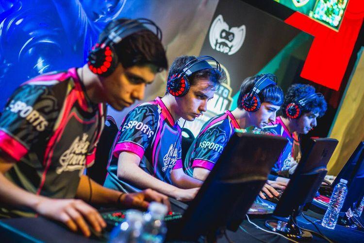 Portada de ¿Cuánto gana un jugador profesional de esports en Argentina?