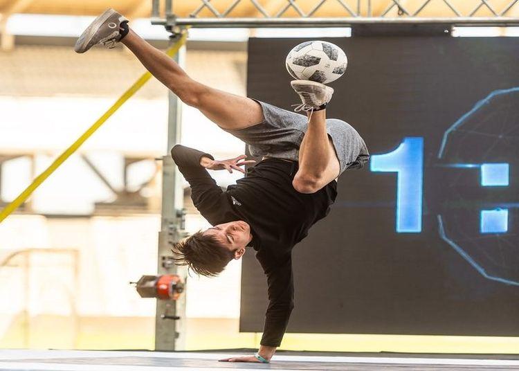 Portada de Viral y mundial: la historia del argentino que domina el freestyle fútbol