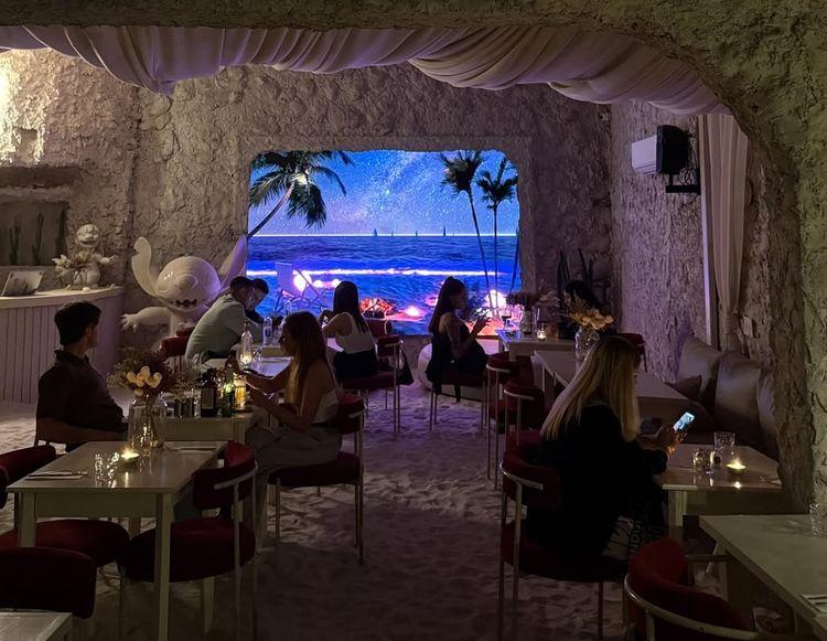 Portada de Un bar con playa, palmeras y arena blanca en pleno Palermo
